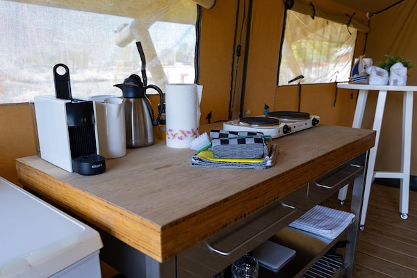 Foto van Safaritent in Heeg bij de Jachthaven - Vakantiehuis in Heeg - DiningRoom