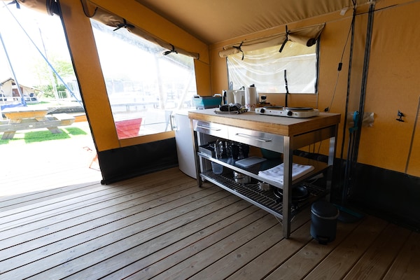 Foto van Safaritent in Heeg bij de Jachthaven - Vakantiehuis in Heeg - Kitchen