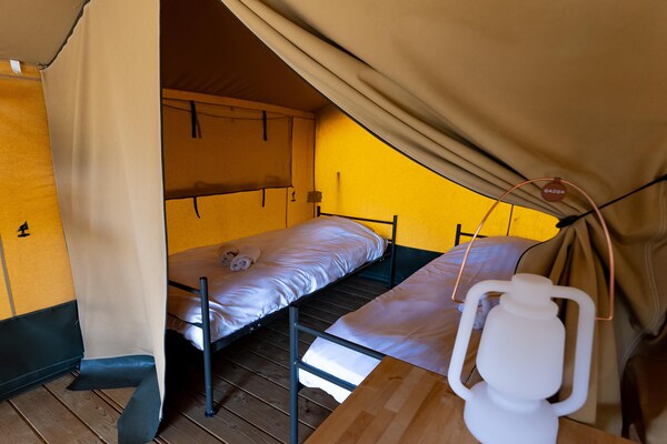 Foto van Safaritent in Heeg bij de Jachthaven - Vakantiehuis in Heeg - BedRoom