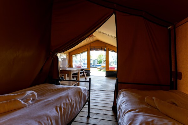 Foto van Safaritent in Heeg bij de Jachthaven - Vakantiehuis in Heeg - BedRoom
