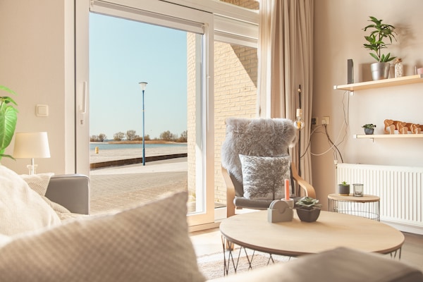 Foto van Appartement met uitzicht op het meer in Makkum - Vakantiehuis in Makkum - LivingRoom