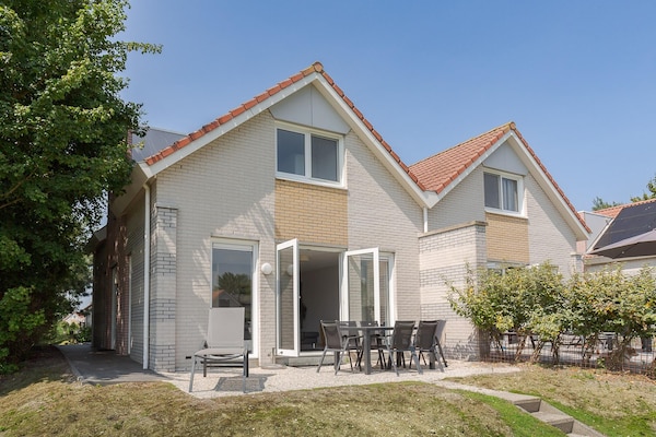 Foto van Bungalow aan het water met tuin - Vakantiehuis in Makkum - ExteriorSummer