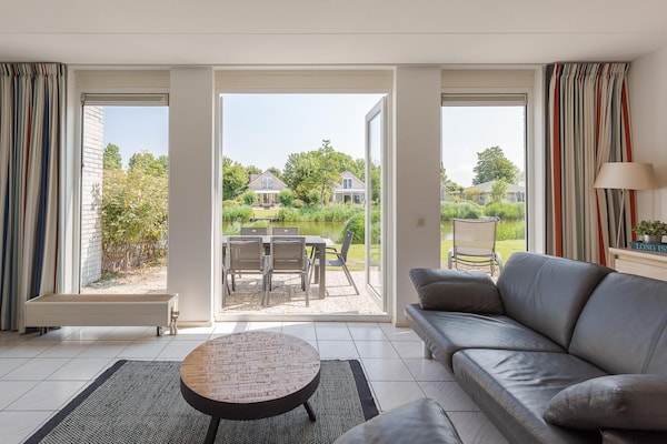 Foto van Bungalow aan het water met tuin - Vakantiehuis in Makkum - LivingRoom