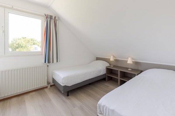 Foto van Bungalow aan het water met tuin - Vakantiehuis in Makkum - BedRoom