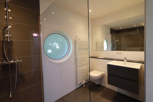 Foto van Bungalow aan het water met tuin - Vakantiehuis in Makkum - BathRoom