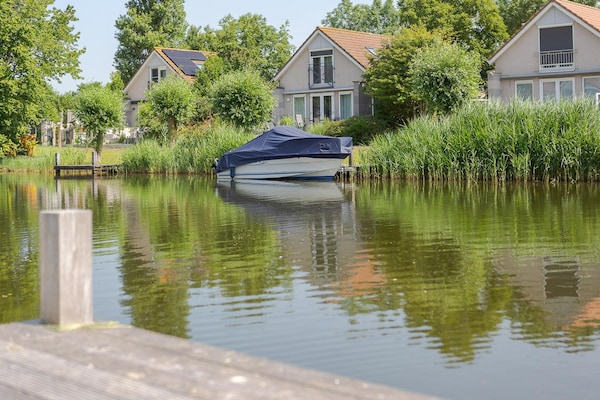 Foto van Bungalow aan het water met tuin - Vakantiehuis in Makkum - AreaSummer1KM