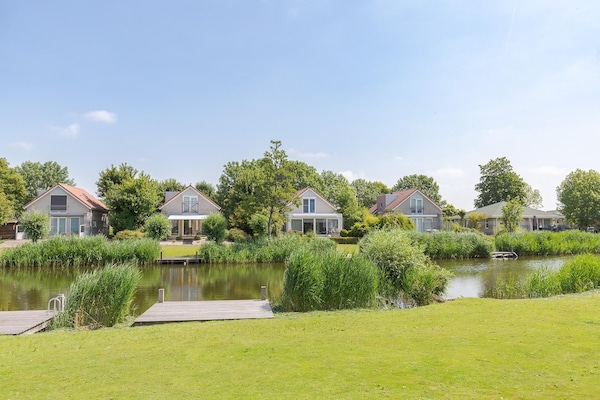 Foto van Bungalow aan het water met tuin - Vakantiehuis in Makkum - AreaSummer1KM