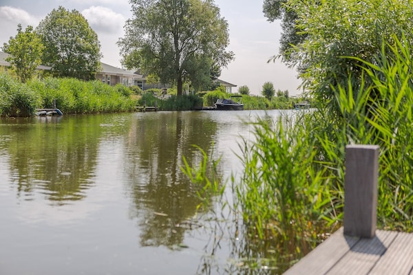 Foto van Bungalow aan het water met tuin - Vakantiehuis in Makkum - AreaSummer1KM