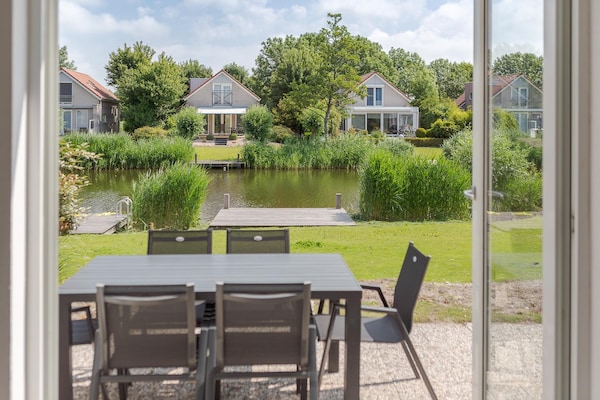 Foto van Bungalow aan het water met tuin - Vakantiehuis in Makkum - TerraceBalcony