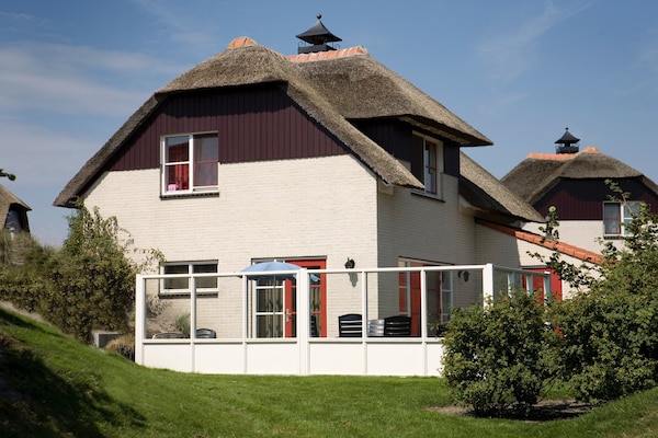 Foto van Moderne villa in Makkum met tuin - Vakantiehuis in Makkum - ExteriorSummer