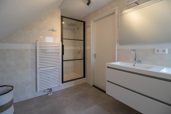 Foto van Moderne villa in Makkum met tuin - Vakantiehuis in Makkum - BathRoom