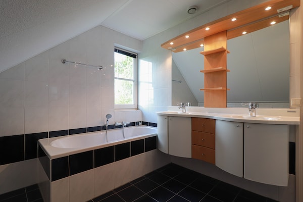 Foto van Moderne villa in Makkum met tuin - Vakantiehuis in Makkum - BathRoom