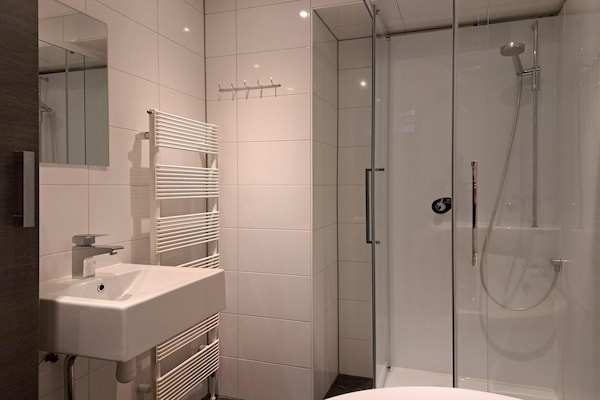 Foto van Bungalow in Makkum met privésteiger - Vakantiehuis in Makkum - BathRoom