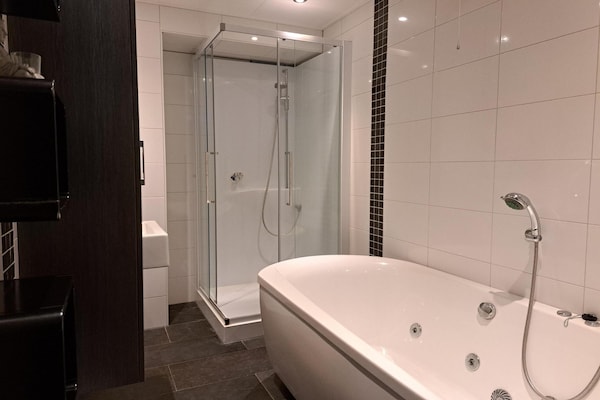 Foto van Bungalow in Makkum met privésteiger - Vakantiehuis in Makkum - BathRoom