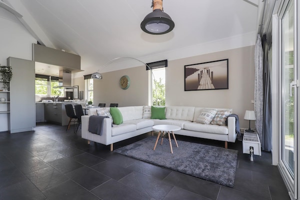 Foto van Bungalow in Makkum met privésteiger - Vakantiehuis in Makkum - LivingRoom