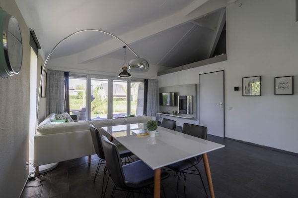 Foto van Bungalow in Makkum met privésteiger - Vakantiehuis in Makkum - DiningRoom