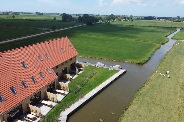 Foto van Stijlvolle Friese villa met tuin - Vakantiehuis in Leons - ExteriorSummer