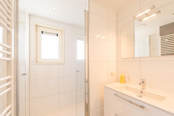 Foto van Gezellige Lodge bij Hollum - Vakantiehuis in Hollum - BathRoom
