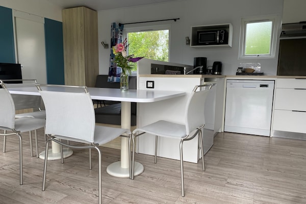 Foto van Friesland Chalet nabij het water - Vakantiehuis in De Veenhoop - DiningRoom