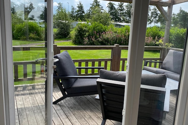 Foto van Friesland Chalet nabij het water - Vakantiehuis in De Veenhoop - TerraceBalcony