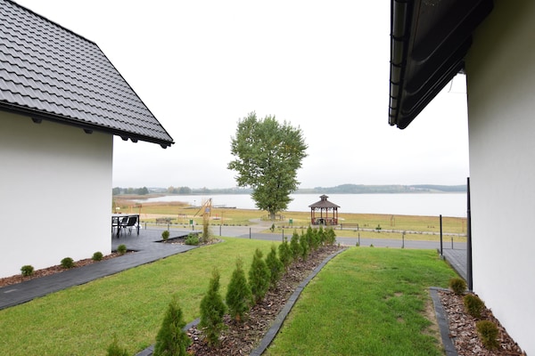 Foto van Huisje aan Kiedrowickie Meer met Roeiboot - Vakantiehuis in Kiedrowice - ExteriorWinter