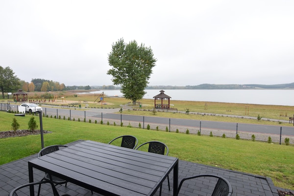 Foto van Huisje aan Kiedrowickie Meer met Roeiboot - Vakantiehuis in Kiedrowice - ExteriorWinter