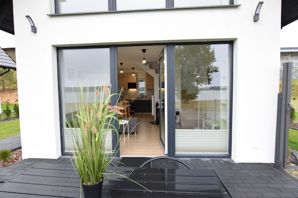 Foto van Huisje aan Kiedrowickie Meer met Roeiboot - Vakantiehuis in Kiedrowice - TerraceBalcony