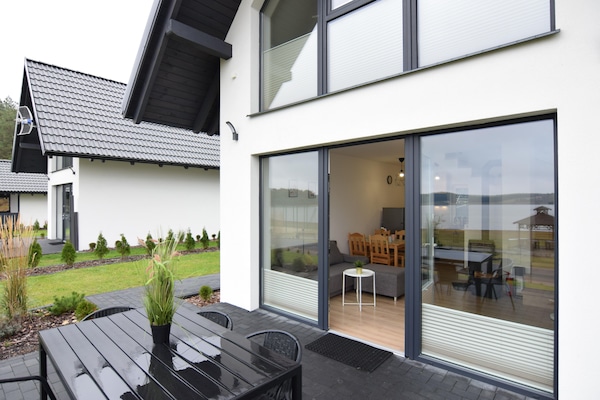 Foto van Huisje aan Kiedrowickie Meer met Roeiboot - Vakantiehuis in Kiedrowice - TerraceBalcony