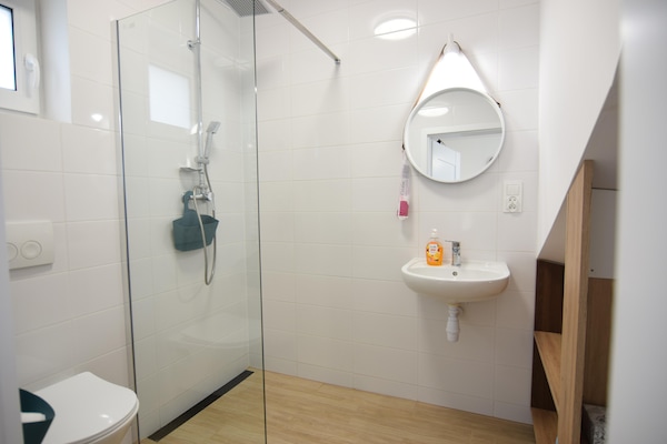 Foto van Huisje aan Kiedrowickie Meer met Roeiboot - Vakantiehuis in Kiedrowice - BedRoom