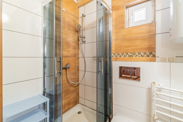 Foto van Comfortabele vakantiehuizen vlakbij zee, zwembad - Vakantiehuis in Sianozety - BathRoom