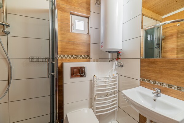 Foto van Comfortabele vakantiehuizen vlakbij zee, zwembad - Vakantiehuis in Sianozety - BathRoom