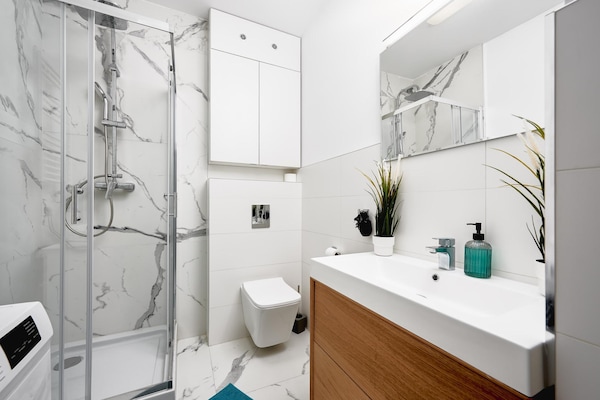 Foto van Appartement vlakbij Piotrkowska Street - Vakantiehuis in Łódź - BathRoom