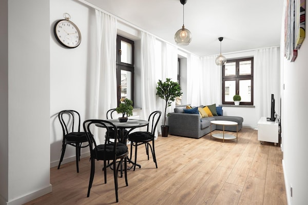 Foto van Appartement vlakbij Piotrkowska Street - Vakantiehuis in Łódź - DiningRoom