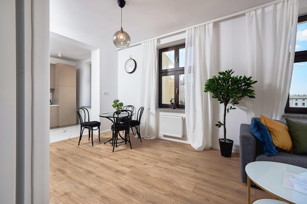 Foto van Appartement vlakbij Piotrkowska Street - Vakantiehuis in Łódź - DiningRoom