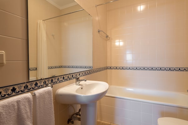 Foto van Geschakeld vakantiehuis op landgoed met wijn- en olijfboomgaarden en zwembad - BathRoom