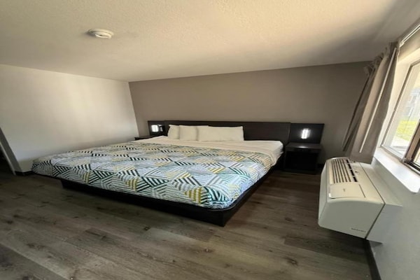 Foto van 1 tweepersoonsbed | Toegankelijk voor mindervaliden | Badkuip, NSMK - BedRoom