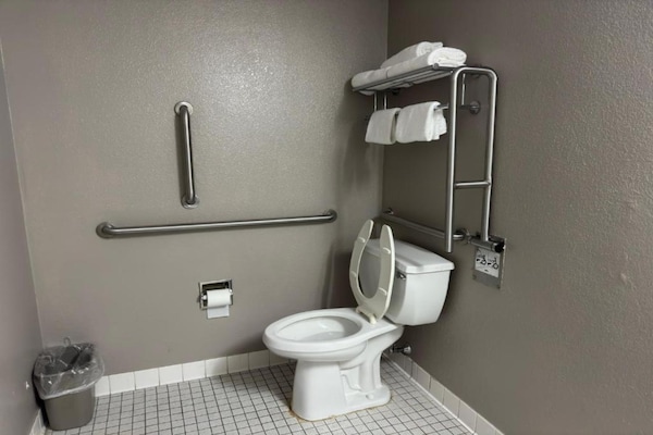 Foto van 1 tweepersoonsbed | Toegankelijk voor mindervaliden | Badkuip, NSMK - BathRoom