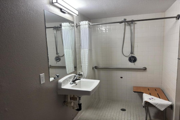 Foto van 1 tweepersoonsbed | Toegankelijk voor mindervaliden | Badkuip, NSMK - BathRoom