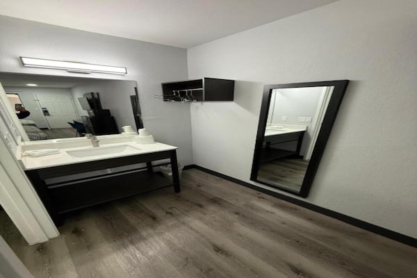 Foto van 1 tweepersoonsbed | Toegankelijk voor mindervaliden | Badkuip, NSMK - BathRoom