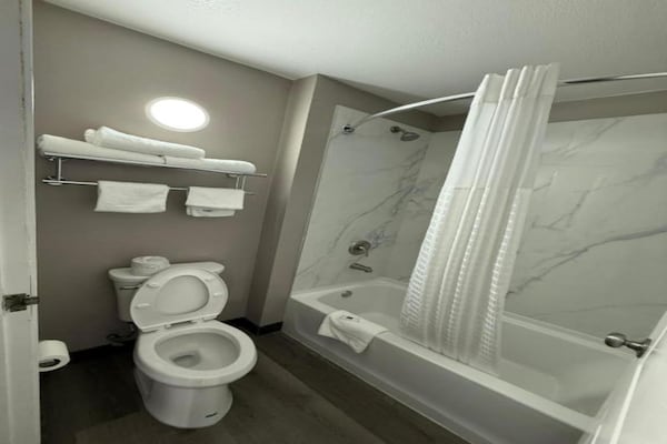 Foto van 1 tweepersoonsbed | Toegankelijk voor mindervaliden | Badkuip, NSMK - BathRoom
