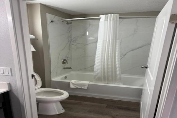 Foto van 1 tweepersoonsbed | Toegankelijk voor mindervaliden | Badkuip, NSMK - BathRoom