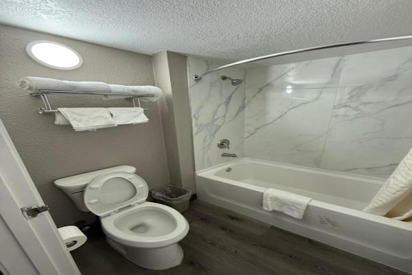 Foto van 1 tweepersoonsbed | Toegankelijk voor mindervaliden | Badkuip, NSMK - BathRoom