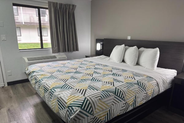 Foto van 1 tweepersoonsbed | Toegankelijk voor mindervaliden | Badkuip, NSMK - BedRoom