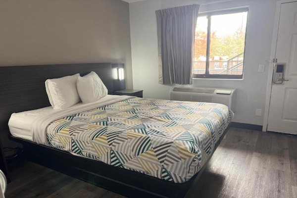 Foto van 1 tweepersoonsbed | Toegankelijk voor mindervaliden | Badkuip, NSMK - BedRoom