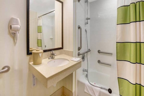 Foto van 1 tweepersoonsbed | Niet-roken - Vakantiehuis in MILFORD - BathRoom