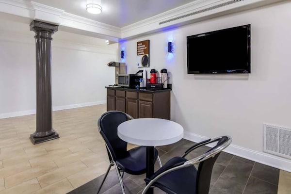 Foto van 1 kingsize bed | NSMK | Koelkast - Vakantiehuis in North Little Rock - Facilities