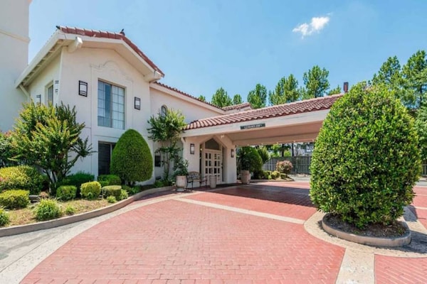 Foto van 1 kingsize bed | NSMK | Koelkast - Vakantiehuis in North Little Rock - ExteriorSummer