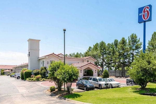 Foto van 1 kingsize bed | NSMK | Koelkast - Vakantiehuis in North Little Rock - ExteriorSummer