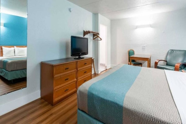 Foto van 1 kingsize bed | NSMK | Koelkast - Vakantiehuis in North Little Rock - BedRoom