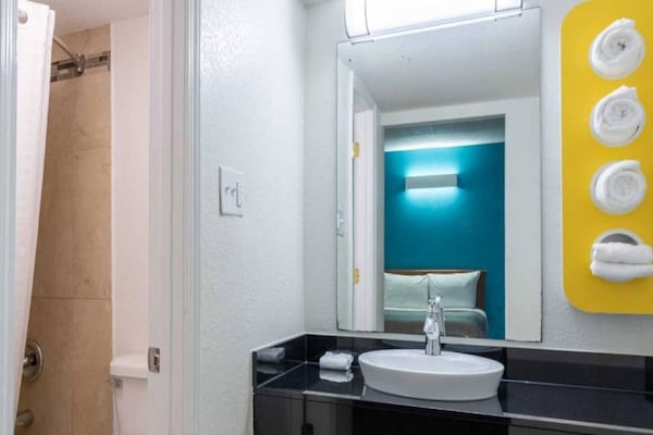 Foto van 1 kingsize bed | NSMK | Koelkast - Vakantiehuis in North Little Rock - BathRoom
